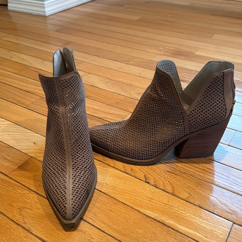 Vince Camuto size 9 bootie
